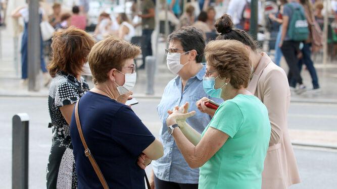 Varias-personas-encuentran-mascarillas-Almeria_1621948031_145831028_667x375