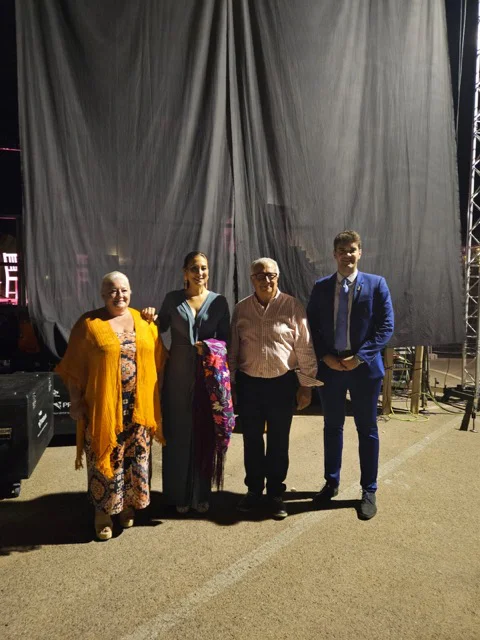 Foto del alcalde, la vicealcaldesa y el concejal de fiestas con Marina Heredia en tamaño mediano