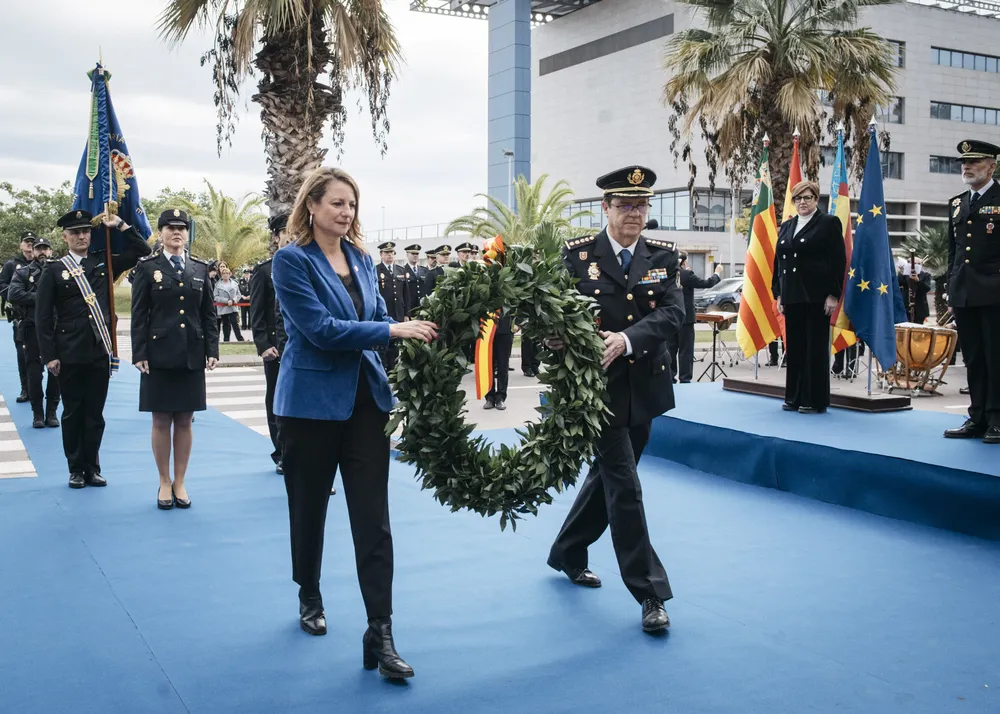 Carrasco escultura Ángel Custodio Paseo Policía Nacional (18)