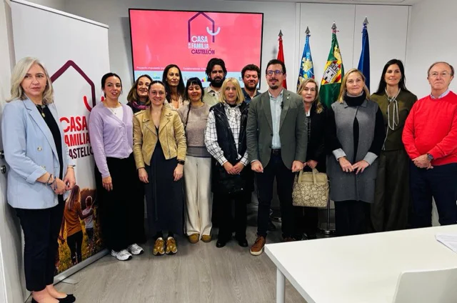 casa de la familia en tamaño mediano