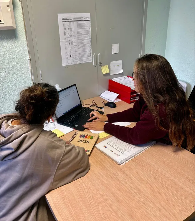 Gianella Cárdenas, en la sede de CASDA junto a una usuaria