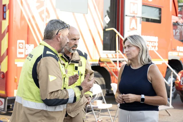 Marta Barrachina con efectivos de bomberos incendio la Vall d'Uixó en tamaño mediano