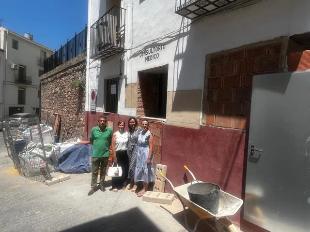 Chóvar visita Eva Suárez consultorio en tamaño mediano
