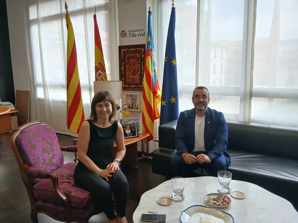 Maria Jesús Vicent Docón rebuda per l'Alcalde José Benlloch per felicitar-la pel reconeixement en juny de 2025 (1)