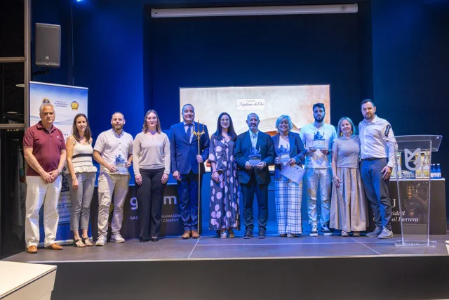 PREMIADOS EN EL ESCENARIO en tamaño mediano