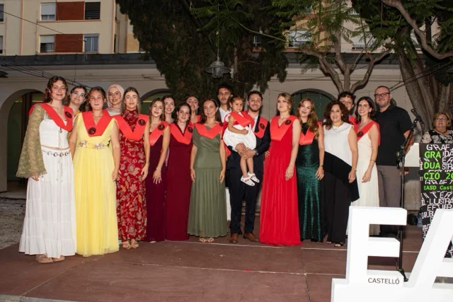 Foto graduación EASD 02 en tamaño mediano