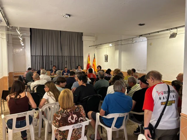 Vecinos de Navajas en pleno en tamaño mediano