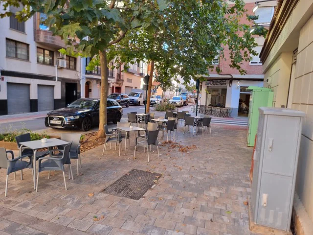 terraza bar puerta mercado en tamaño mediano