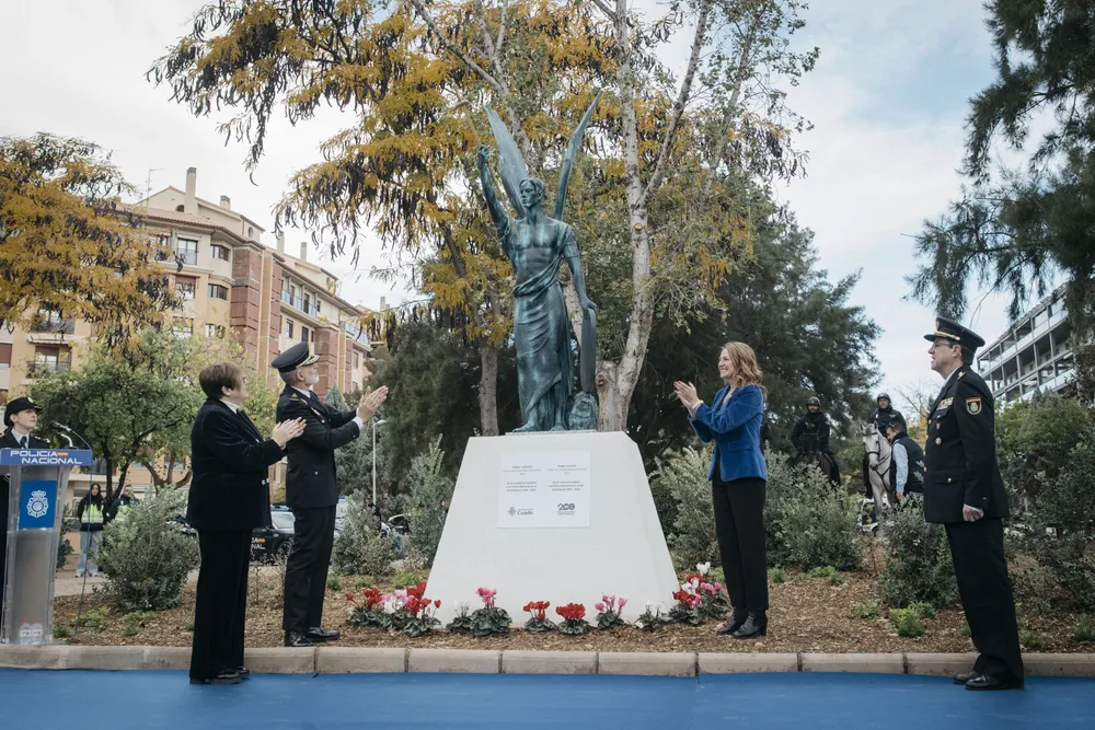 Carrasco escultura Ángel Custodio Paseo Policía Nacional  (8)