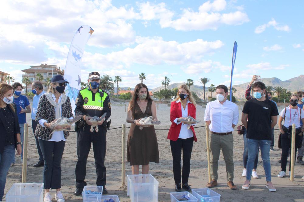 15-10-20 Amparo Marco e Ignasi Garcia en suelta de tortugas