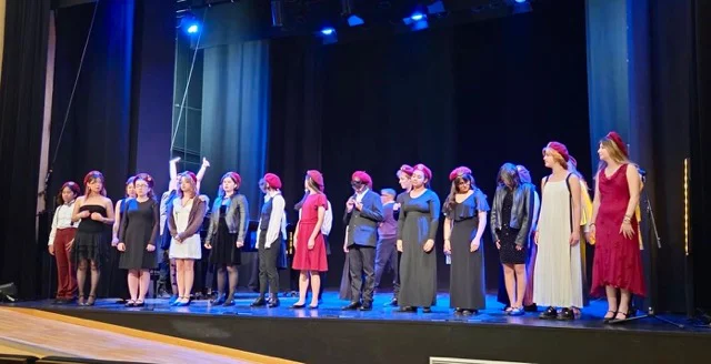 opera scouts en tamaño mediano