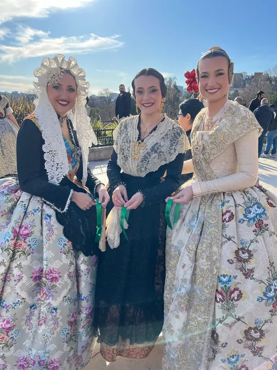 Reina 2025 Fallera Mayor y Bellea Paris