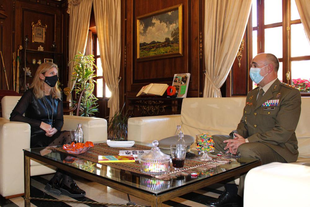 22-12-20 Amparo Marco se reúne con el subdelegado de Defensa