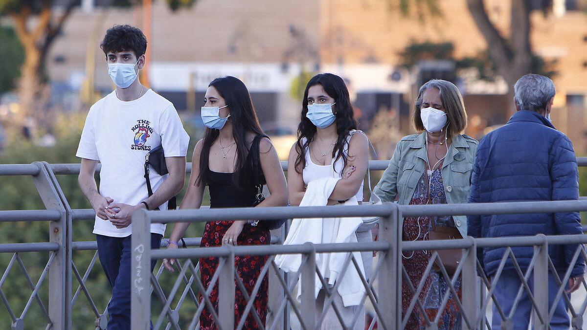 Varias-personas-pasean-mascarillas-puestas_1573953332_138526103_1200x675