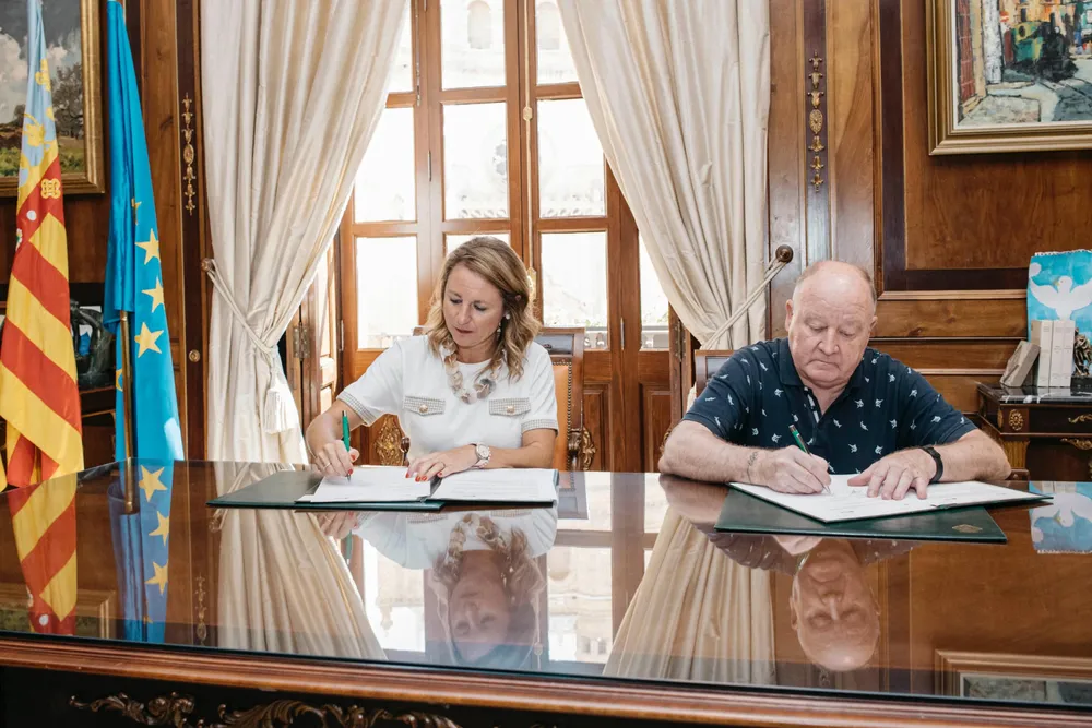 Carrasco firma convenio Teléfono de la Esperanza