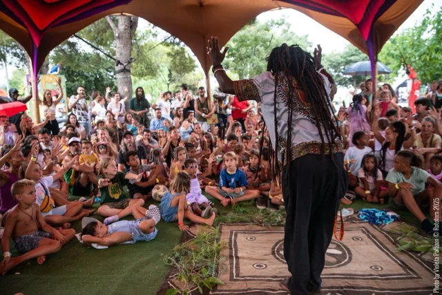 CUENTACUENTOS bajo la carpa de Magicomundo_ROTOTOM 2025 en tamaño mediano