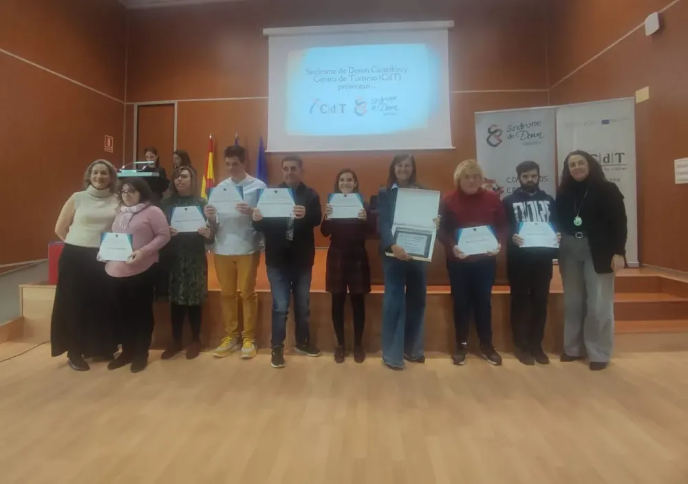 Entrega diplomas cursos de hostelería Síndrome de Down Castellón 2025 (3)
