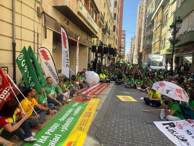 CSIF protesta Pas, Pae y personal docente sentada en tamaño mediano