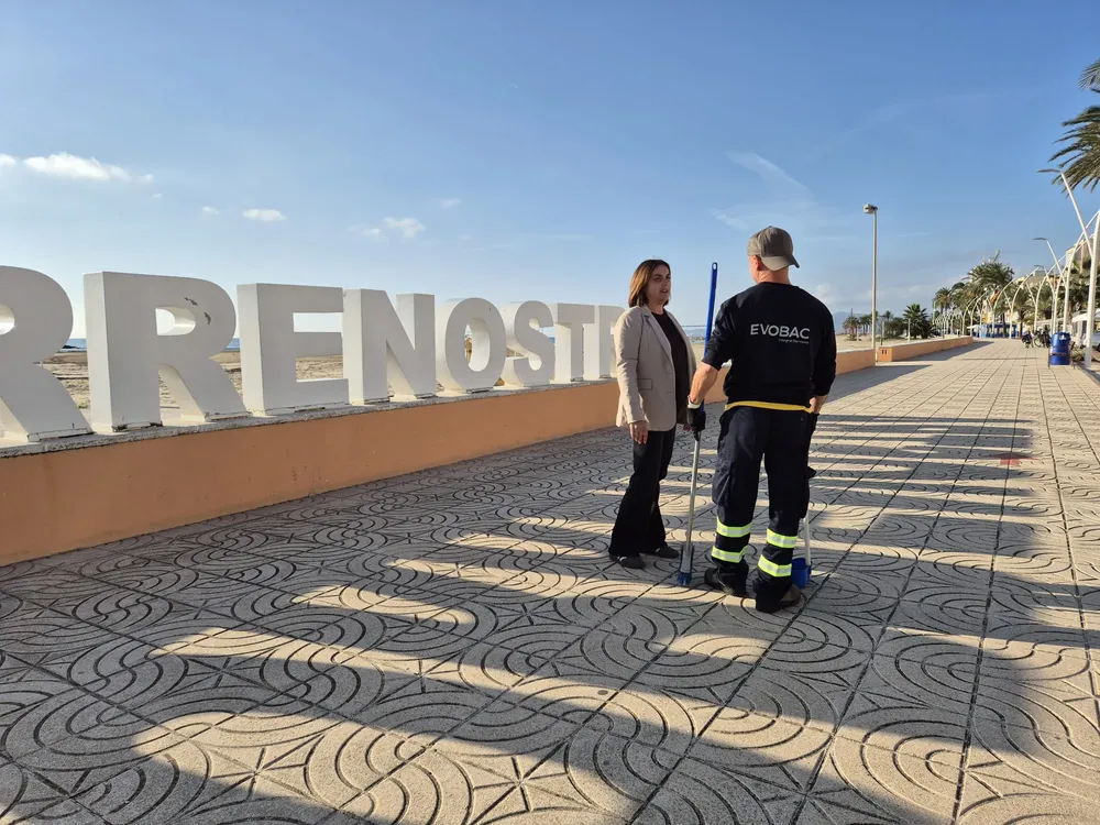 Consejal Zenaida Espejo y servicio limpieza playa Torreblanca