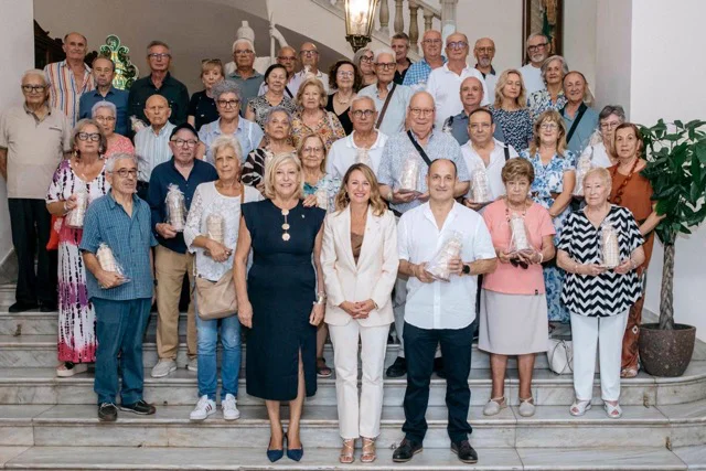 GENTE MAYOR en tamaño mediano