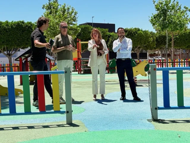 Carrasco visita juegos infantiles en tamaño mediano