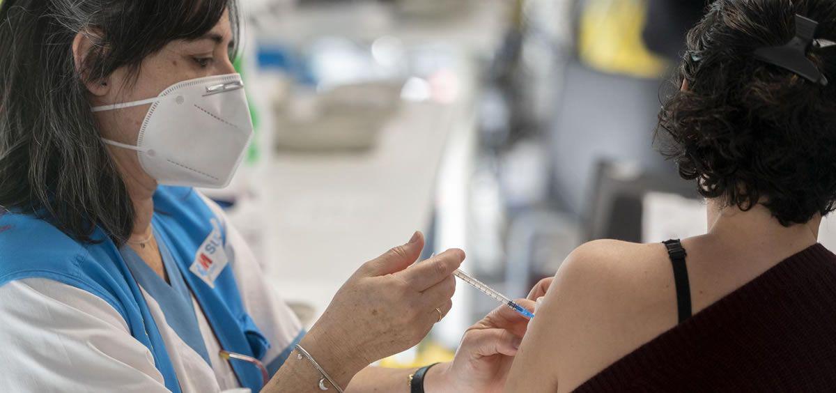 una-mujer-recibe-la-tercera-dosis-de-la-vacuna-contra-la-covid-19-foto-europa-press