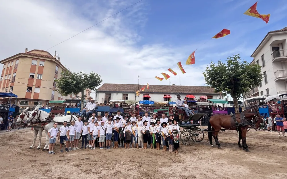 Grupo Reinas fiestas y acompañantes Sant Joan de Moró 2025