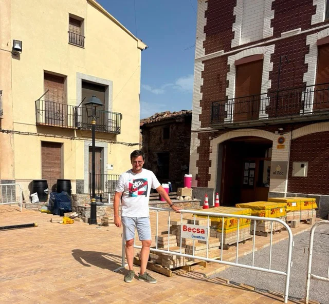 Alcalde de la Villa de El Toro junto al refugio en tamaño mediano