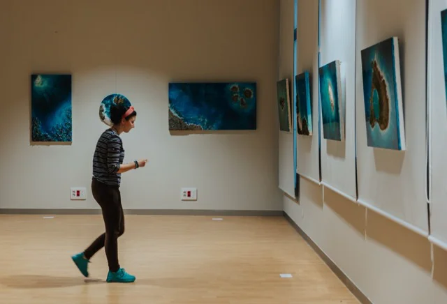 Exposición Menador, Atrapando lo Indomable, de Mónica Toledo en tamaño mediano