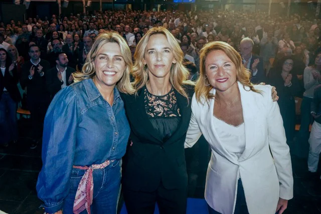 Marta Barrachina, Cayetana Álvarez de Toledo y Begoña Carrasco en tamaño mediano
