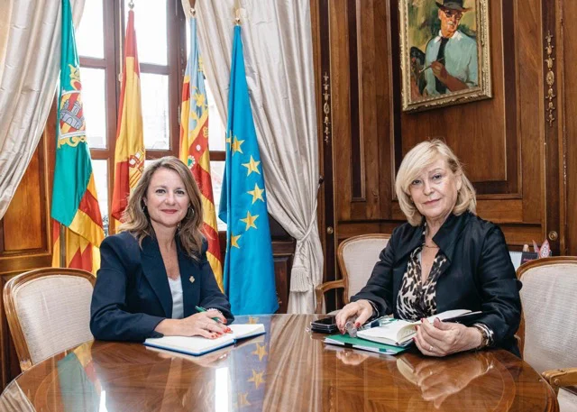Begoña Carrasco reunión Clara Adsuara en tamaño mediano
