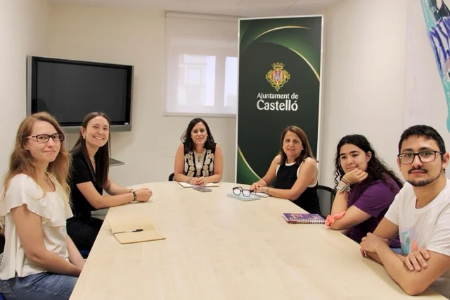 Giner reunión jóvenes en tamaño mediano