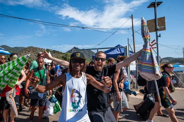 Primeros asistentes a Rototom 2026. Firma_Luca Valenta en tamaño mediano