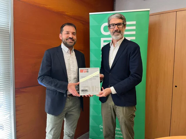Justo Vellón entrega el sello EIBT a Ramiro Bonaque (CEO de Tekinn) copia en tamaño mediano