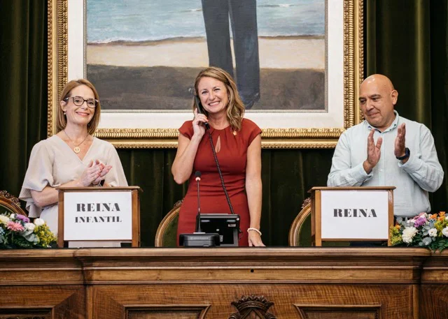 begoña llamada reinas 2027 en tamaño mediano