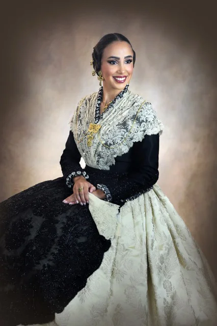 Reina de las Fiestas 2027 María Collados Marzá en tamaño mediano