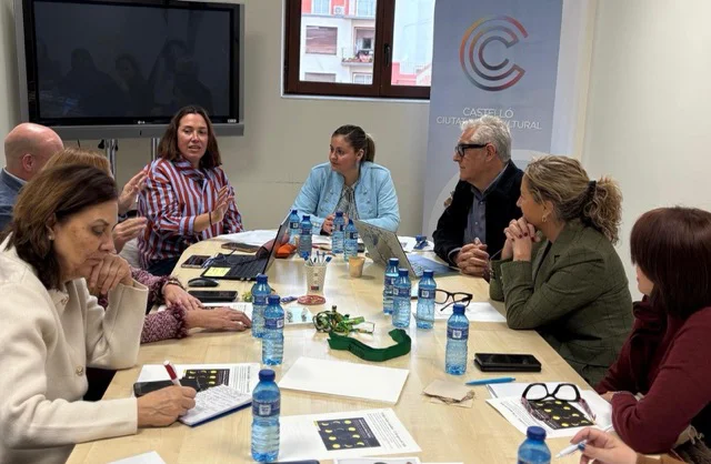 Mesas turismo en tamaño mediano