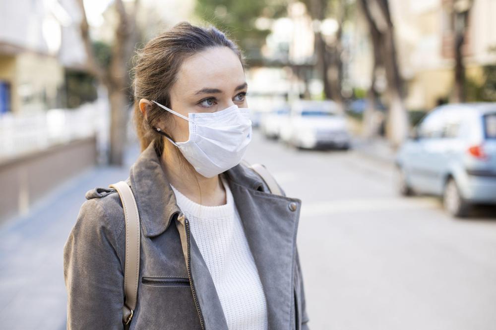 Las-personas-con-cefalea-tambien-deben-llevar-mascarilla-scaled