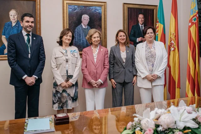 REINA SOFIA 3 en tamaño mediano