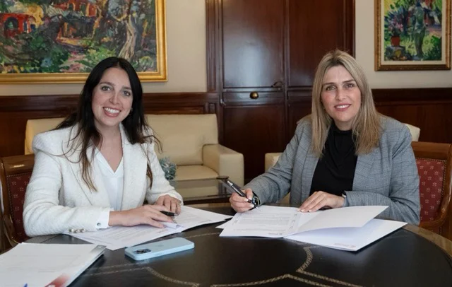 Tania Agut con Marta Barrachina en tamaño mediano