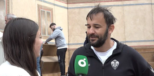 rafa lloret hijo en tamaño mediano