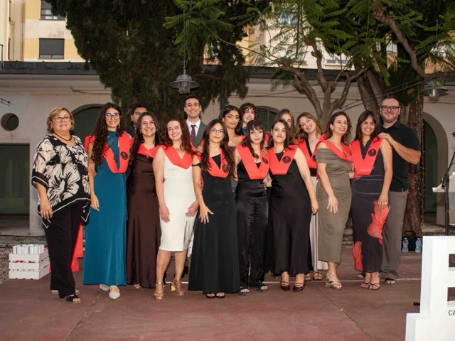 Foto graduación EASD 01 en tamaño mediano