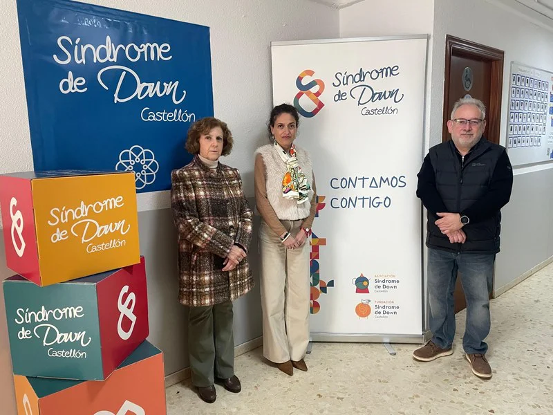 Rosa Arnau, presidenta del Colegio Oficial de Farmacéuticos, Rosa Prades, vicepresidenta de la Fundación Síndrome y Alberto Mateu presidente de la Asociación Síndrome de Do_800