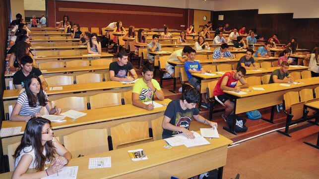 Alumnos-realizando-examen-selectividad_EDIIMA20200422_0131_19