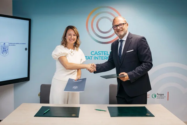 Carrasco firma punto información consulado Rumanía en tamaño mediano