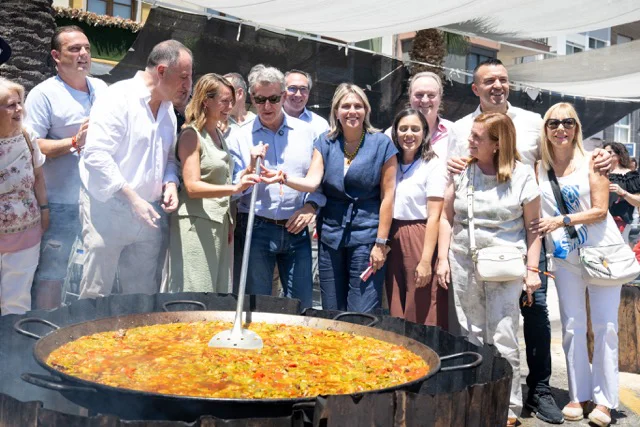 Marta Barrachina y Alberto Núñez Feijóo paellas Grao en tamaño mediano