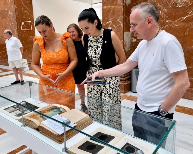 EXPOSICION ECLIPSE 2 en tamaño mediano