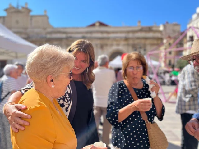 Dia personas mayores en tamaño mediano