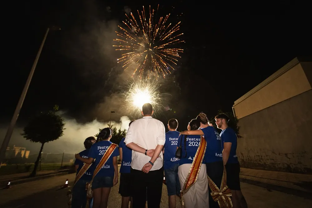Foto castillo de fuegos artificiales fin de fiestas (1)