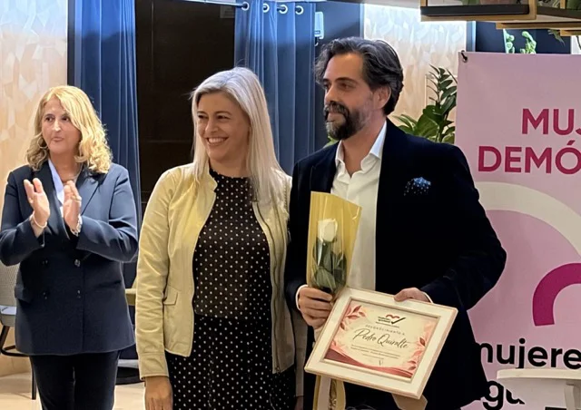 premiados mujeres igualdad 2 en tamaño mediano